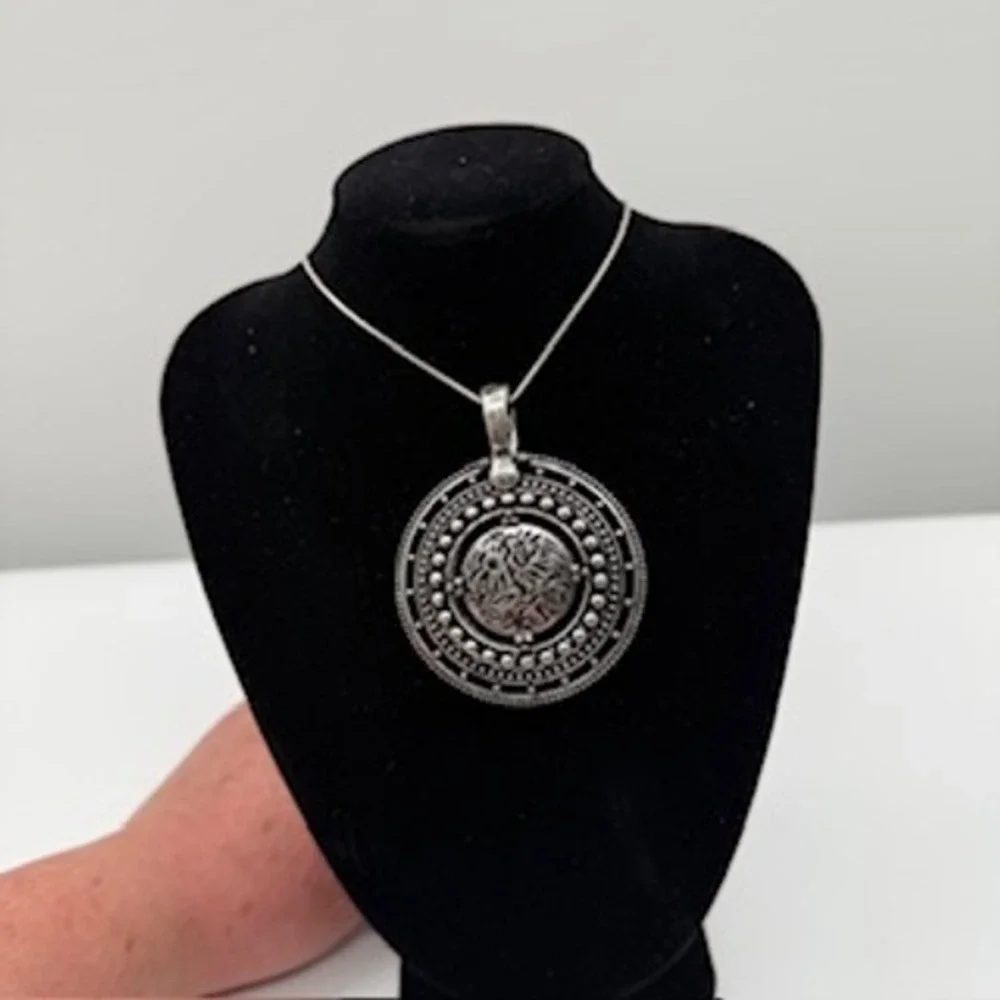 Premier Designs Silver Reversible Purple Stone Round Pendant Necklace - Picture 4 of 4